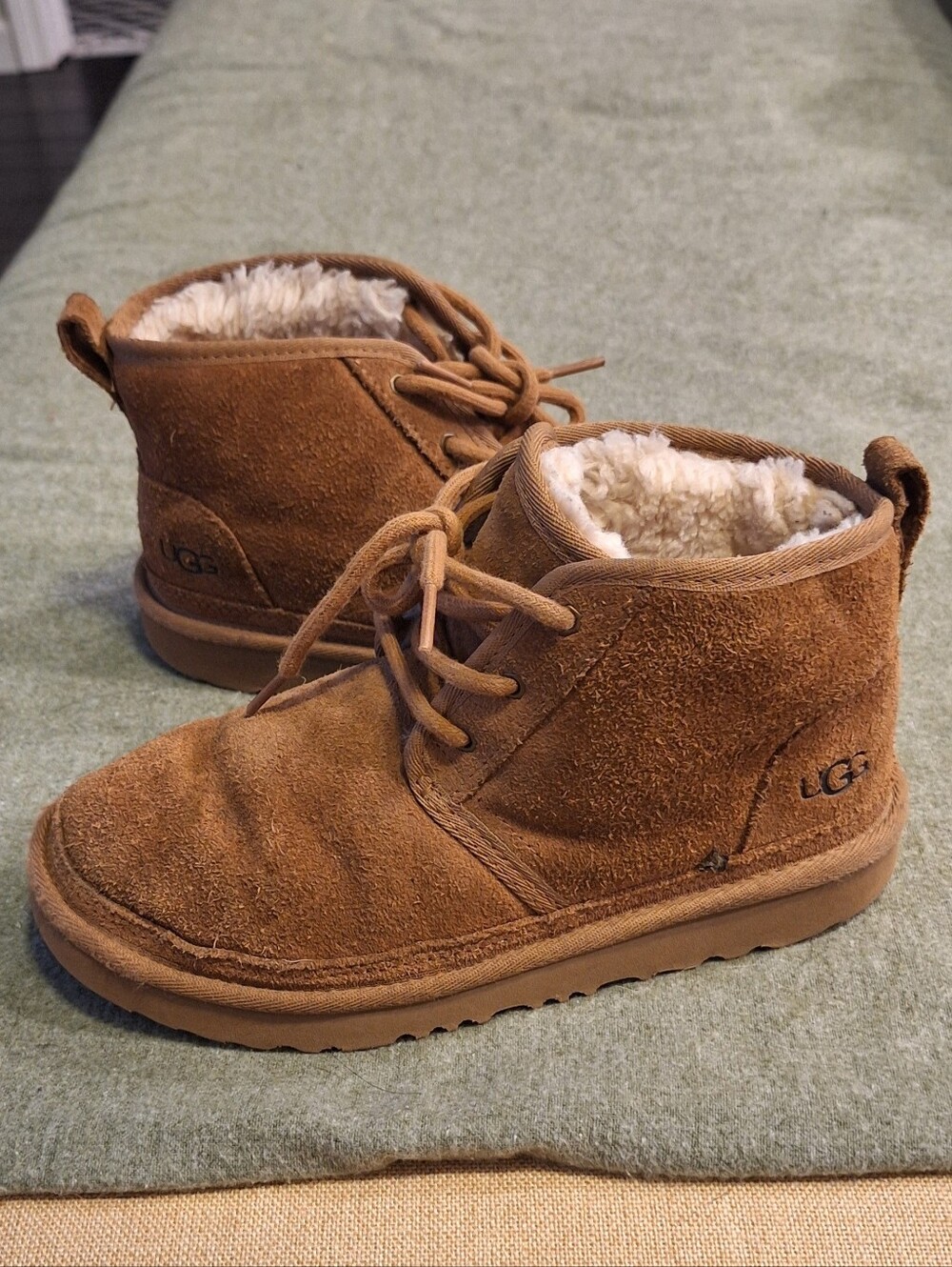 UGG Kids Neumel Suede Chukka Boots Chestnut Brown Size 3